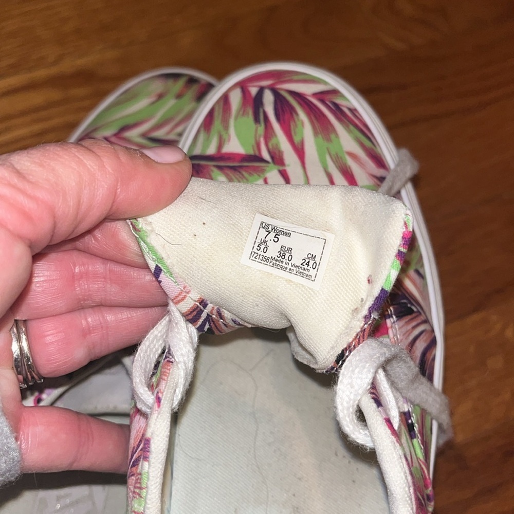 Vans women’s size 7 1/2 Hawaiian print sneakers - Picture 7 of 7